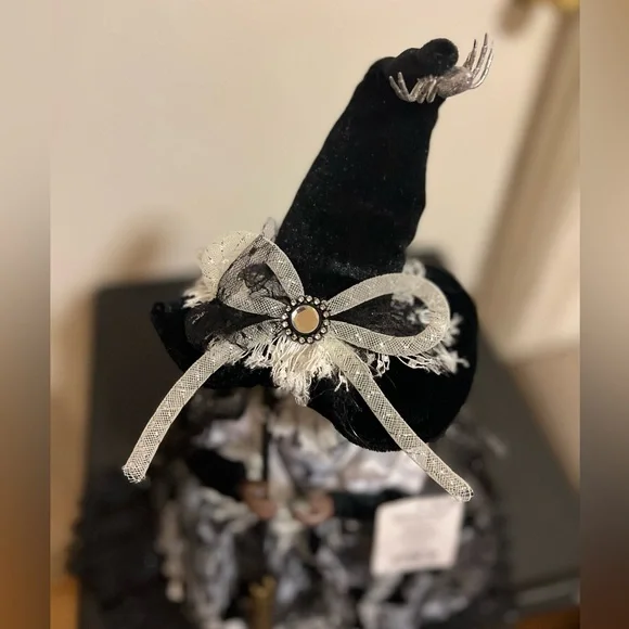 Sitting Witch Doll - Picture 4 of 8